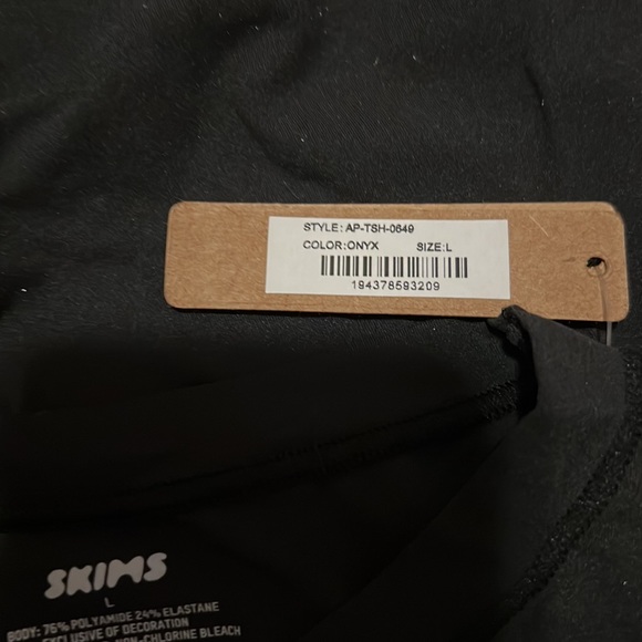 SKIMS Fits Everybody T-shirt - Picture 4 of 4